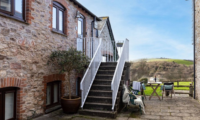 Dittisham Cottage | Vibrant and Stylish Hotel with Pet-Friendly Amenities