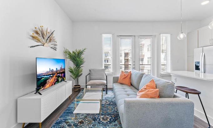 Highland Apartment | Chic 1BR Apartment Suites Near Train to DT & Domain