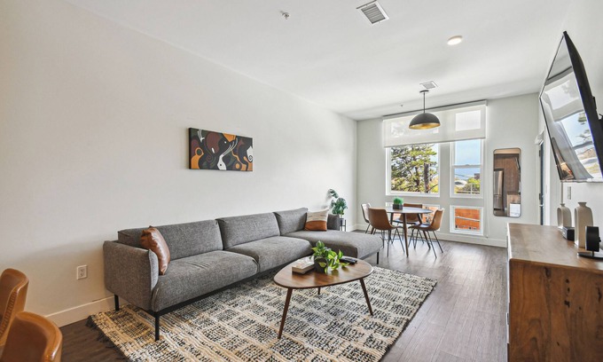 Highland Condo | Mid Century Loft with Great Views & Pet-Friendly Amenities