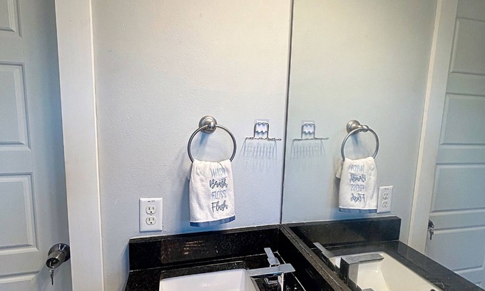 St. Johns Condo | Chic Modern 3-bedroom Condo in Central Austin