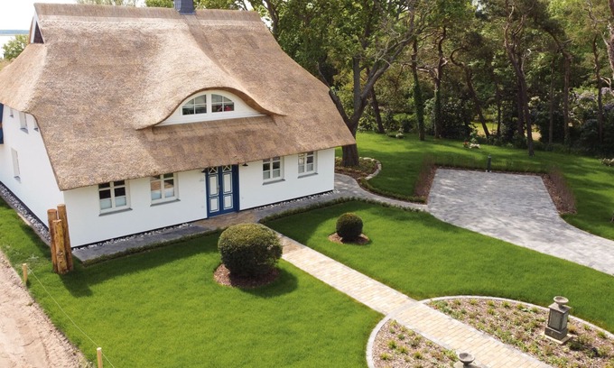 Born auf dem Darss House | Modern Elegance Meets Tradition: Pet-Friendly Stay Awaits