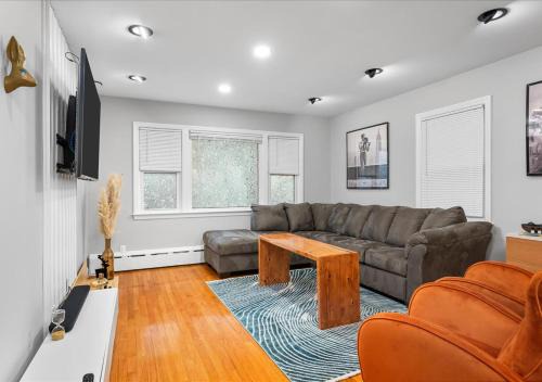 New Rochelle Apartment | Modern Hotel Near NYC with Free Parking & Family-Friendly
