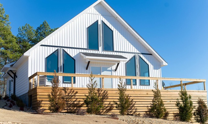 Conway House | Stylish Retreat in the Woods with Lake View & Spa