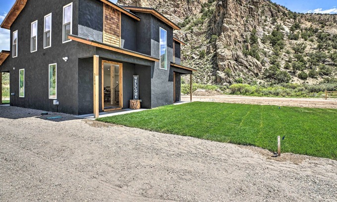 Rifle House | Chic Mountain Escape < 7 Mi to Rifle Falls!