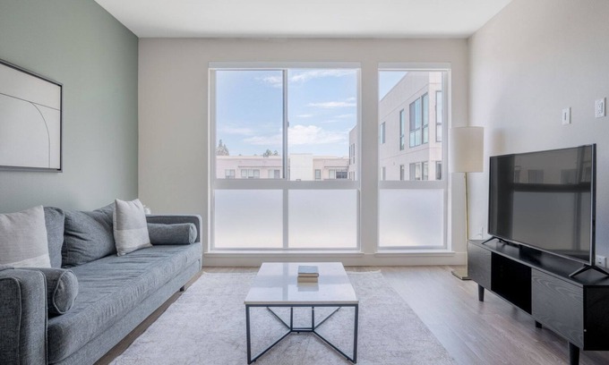 Mountain View Apartment | Stylish Mountain View 1BR with Pool & Gym Near Shopping