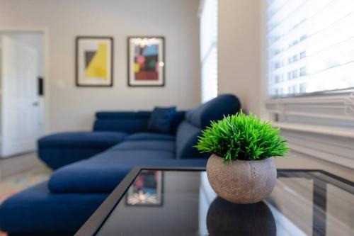 West End Apartment | Convenient Stay Near Broadway with 2 King Beds & Free Parking