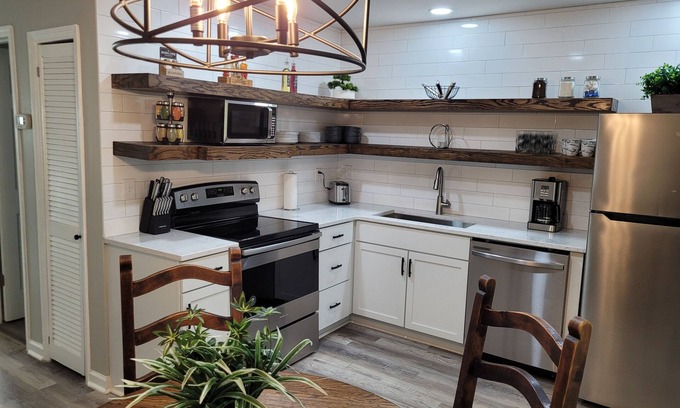 North Charleston House | Stylish Townhome with Kitchen & Child-Friendly Amenities
