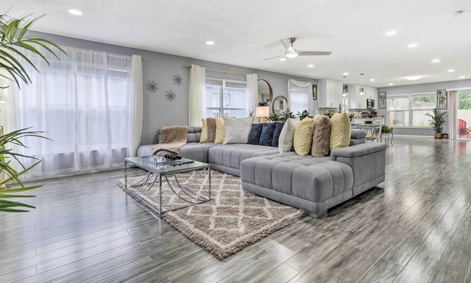 Signal Hill House | Stylish Orlando Family Retreat with Private Fenced Yard