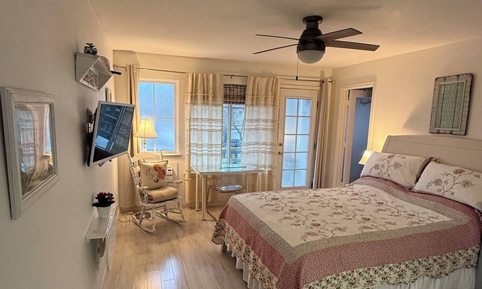 Davis Apartment | Chic Private Cottage with Pool, Hot Tub & 10/10 Rating