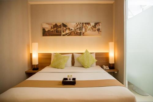 Ragunan Hotel | Stylish Chic Quarter: Poolside Retreat with Breakfast