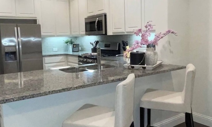 McKinney House | CHIC RETREAT-MODERN TOWNHOUSE IN MCKINNEY SLEEPS 8