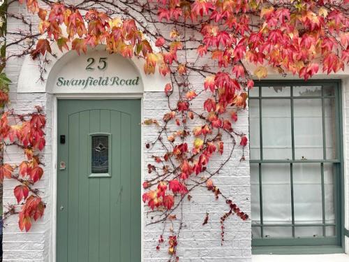 Whitstable House | Stylish Retreat: Steps to Beach & High Street, Pet-Friendly