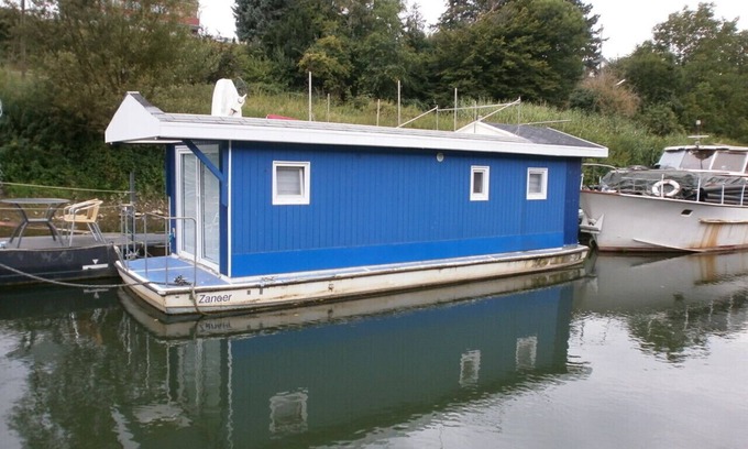 Hersel Boat Rental | Stylish Sports Boat Retreat with Family-Friendly Amenities