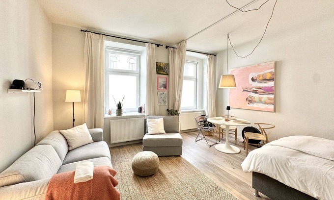 Roßau House | Modern Studio Retreat in Servitenviertel with Spa & Hot Tub