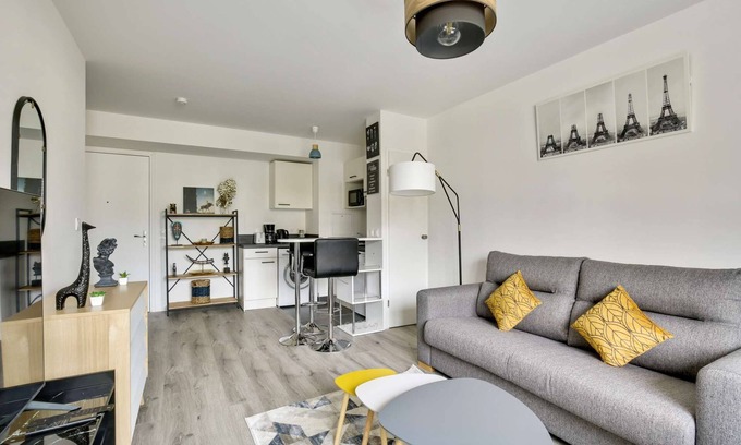 Bezons Apartment | Stylish Studio Near Paris - La Defense with Spa & Kitchen