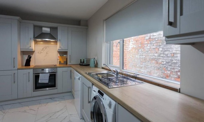 Belfast City Centre Apartment | Stylish Studio for Two in Belfast City Centre - Family Friendly