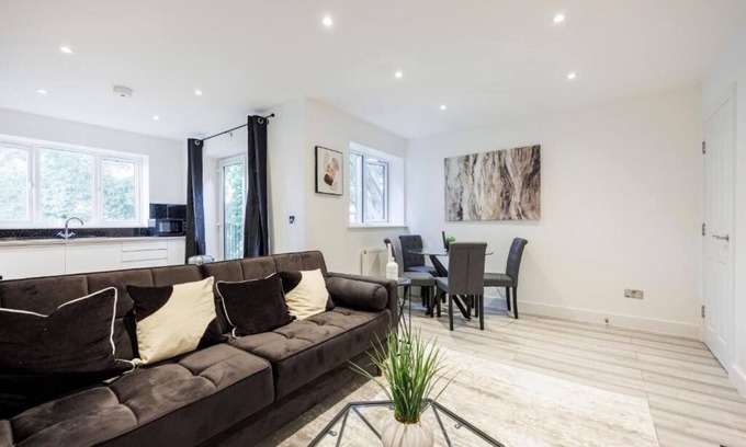 Southend-on-Sea Apartment | Chic & Stunning 1BR City Centre Nr High Street by Luxiety Stays