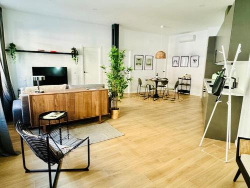 Ciudad Lineal Apartment | Chic Madrid Hideout: Pet-Friendly Retreat for Families