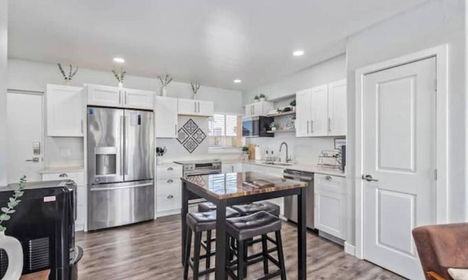 Encanto Condo | Chic & Stylish Midtown PHX Condo Retreat - Stunning Views & Light Rail Access