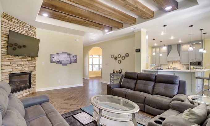 Tomball House | Stylish Texas Retreat with Patio & Family-Friendly Amenities
