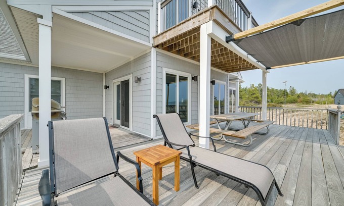 De Tour Village House | Stylish Lake Huron Townhome with Private Beach Access