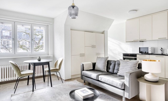 Unterstrass Apartment | Stylish Unterstrass 2.5 Room: Pet-Friendly & Near Market