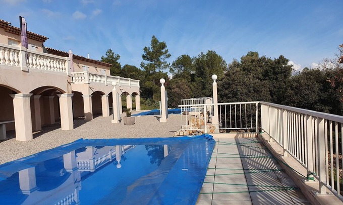 Le Cannet-des-Maures Villa | Chic Villa in le Cannet des Maures with Pool and Terrace