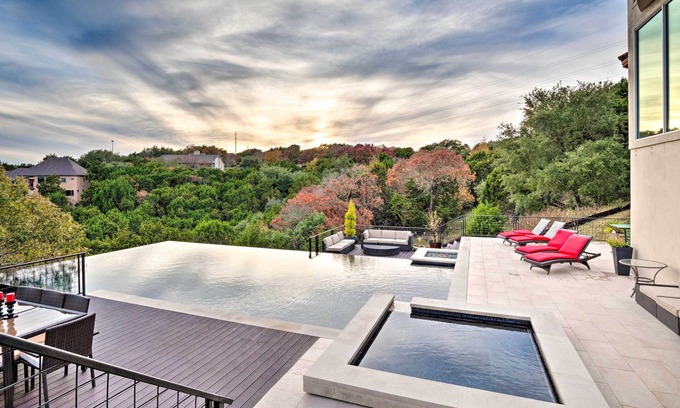 Rob Roy On The Lake House | Stylish Villa with Infinity Pool, 10 Miles from Downtown