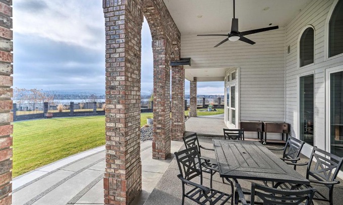 Tri-Cities House | Stylish Washington Wine Country Getaway with Hot Tub!