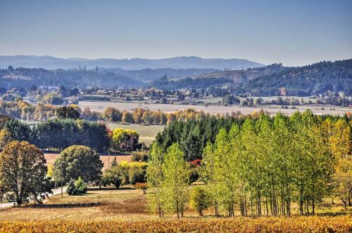 Gaston House | Stylish Willamette Valley Home with Deck & Spa Amenities