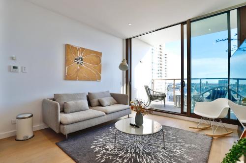 Chinatown Apartment | Elegant Zenith Retreat with Pool & Child-Friendly Amenities
