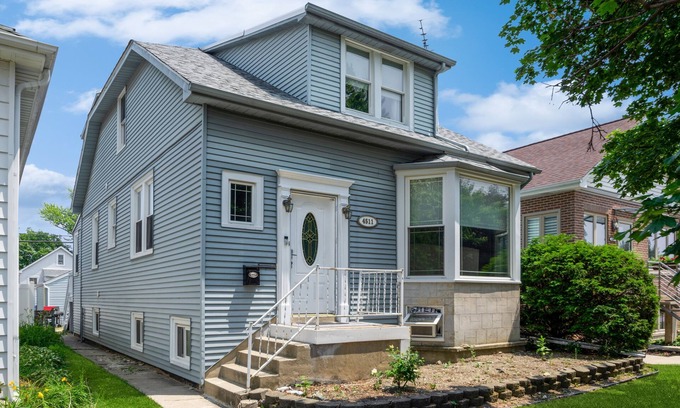 Chicago House | Discover Chicago Big House Central: Pet-Friendly Retreat