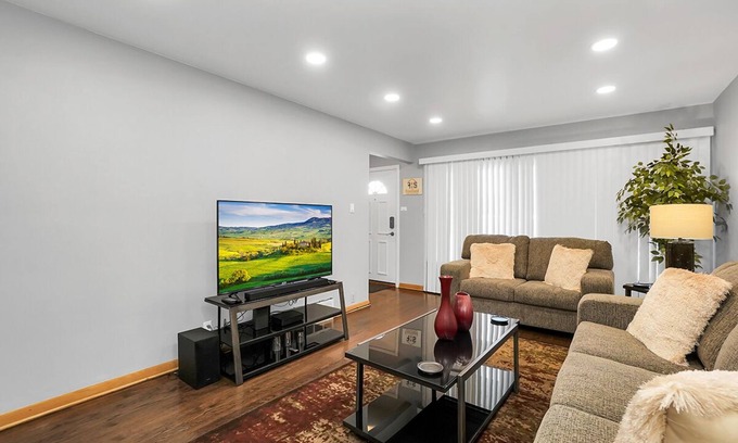 Clearing House | Comfortable Stay at Chicago Rental - W 64th St with Pool