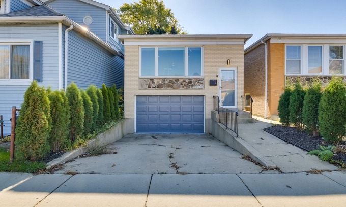 Norwood Park East Apartment | Chicago Studio Rental: 13 Mi to Magnificent Mile!