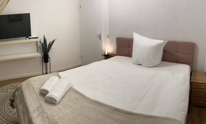 Osnabrueck Apartment | Chic Renovated Loft in Dodesheide with Spa & Hot Tub