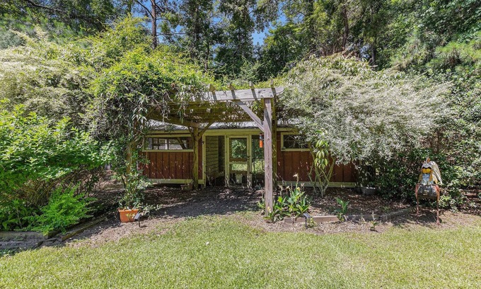 Bethera House | Chicken Creek Retreat in Jamestown, SC. Pet friendly, veggies and eggs included!