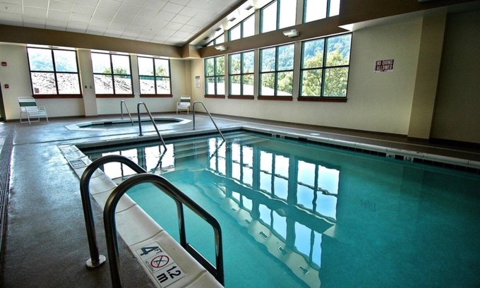 Henlawson Hotel | Discover Chief Logan Lodge: Exceptional Amenities Await