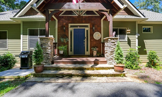 Hiawassee Cabin | Lakefront Retreat with 2 Master Suites - Rated 10/10