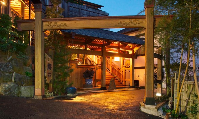 Ajiro Hotel | Elegant Chikurinan Mizuno: 4-Star Retreat with Hot Tub