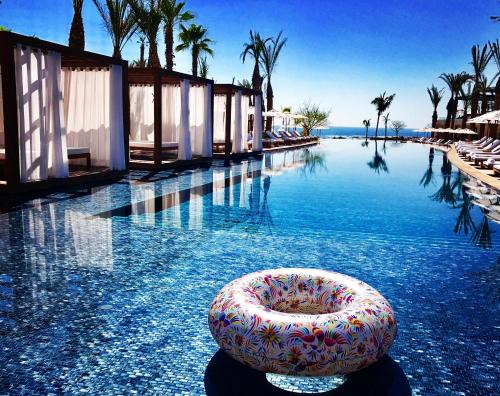 Cabo San Lucas Hotel | Elegant Chileno Bay Resort & Residences: 5-Star Oceanfront Escape