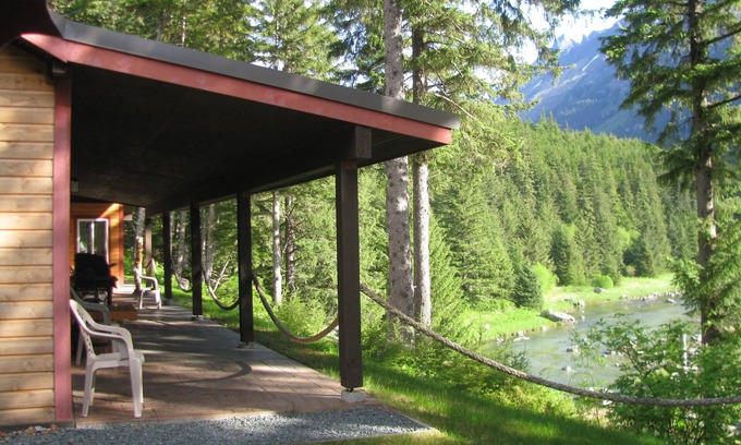 Lutak Hotel | Bear Viewing Retreat at Chilkoot Haven by the River