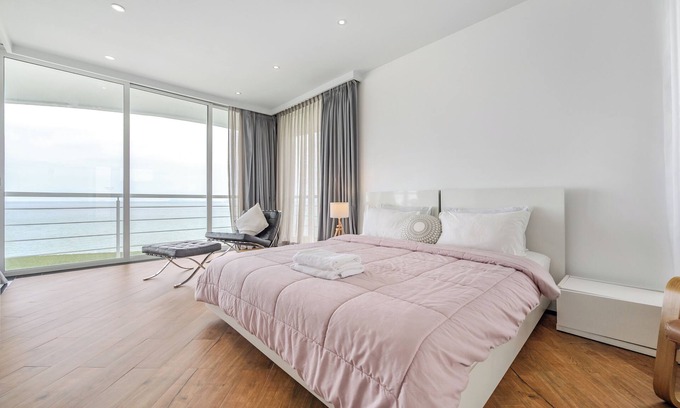 Na Chom Thian Apartment | Chill Beachfront Vibes with 3BR Ocean Views & Pool