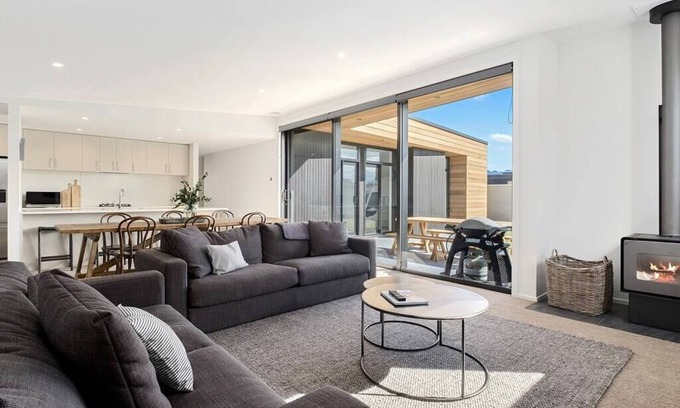 Wanaka House | Relax and Recharge at Fantail Corner - Guest Rated 10/10