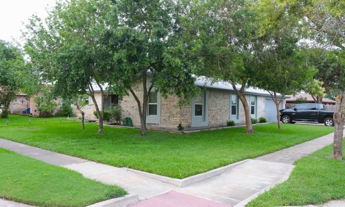 South Side House | Relaxing Suburban Getaway with Ocean View & Spa Amenities