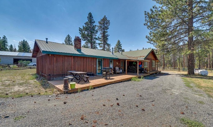 Chiloquin Apartment | Pet-Friendly Chiloquin Rental with On-Site Barn Access