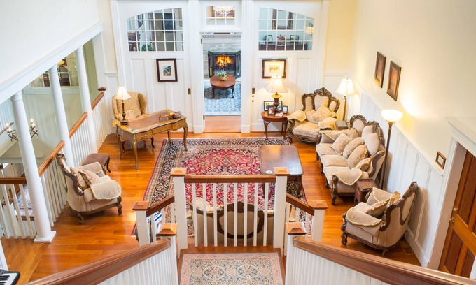 Bar Harbor House | Chiltern Inn: Rated 9.2 with Pool, Spa & Family Amenities