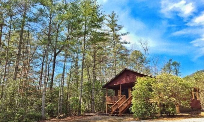 Sautee Nacoochee Cabin | Dog-Friendly Chimney Mtn 1 with Hot Tub Near Unicoi Park