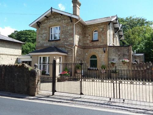 Shanklin Bed & Breakfast | Eco-Friendly Chine Side with Oceanfront Views and Pool