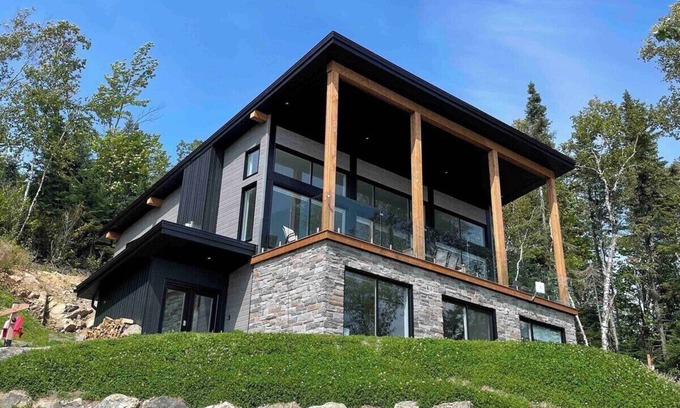 Les Eboulements Ski Chalet | Unforgettable Chinook 166: Scenic Views & Game Room Fun