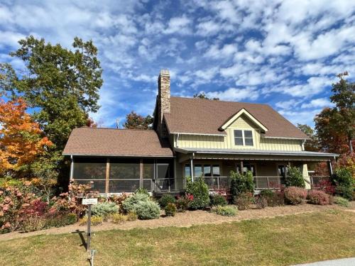 Pisgah Forest House | Cozy Chinquapin Cottage in Sutton Knob: Family-Friendly Stay